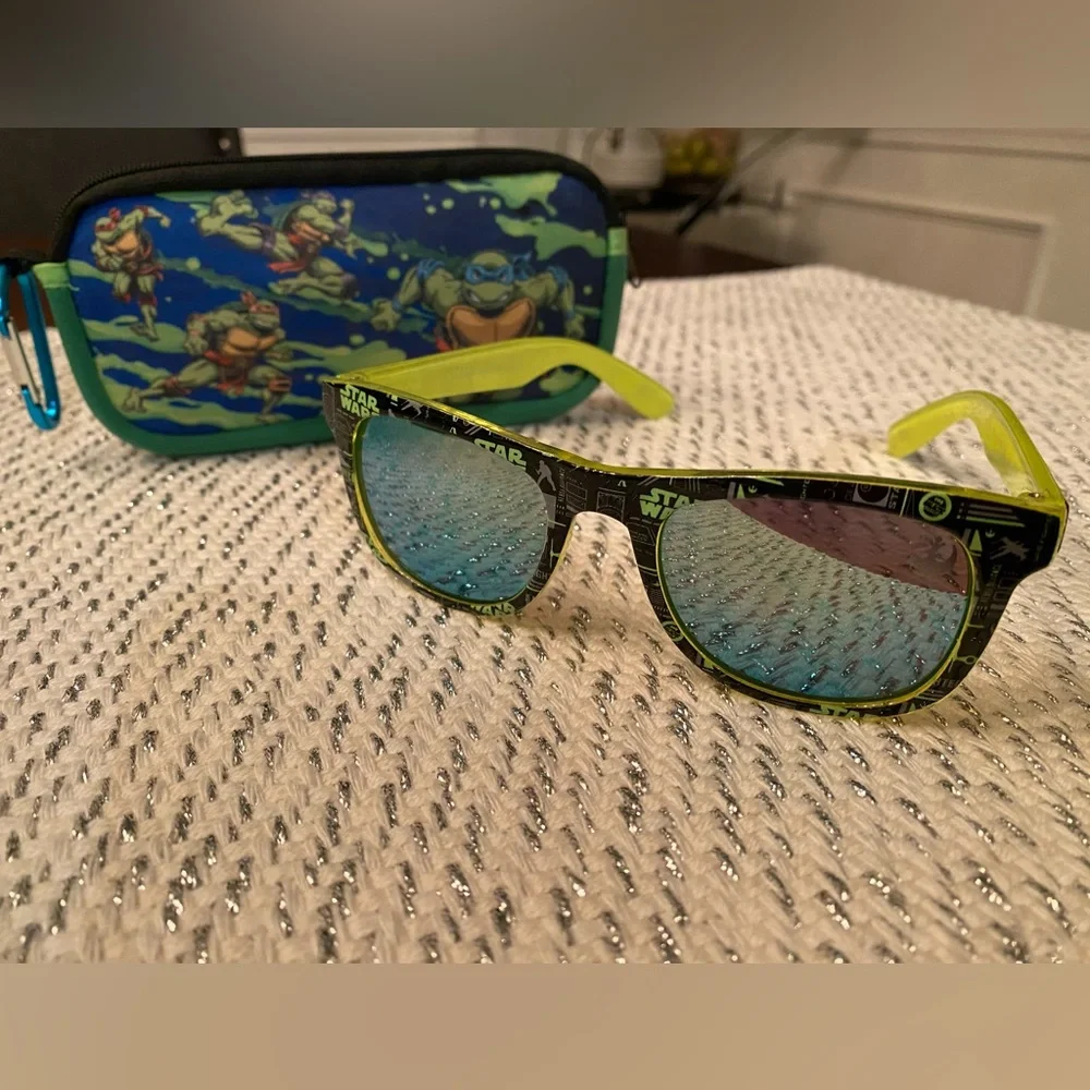 Star Wars kids sunglasses 😎 with protective carry bag and cleaning cloth